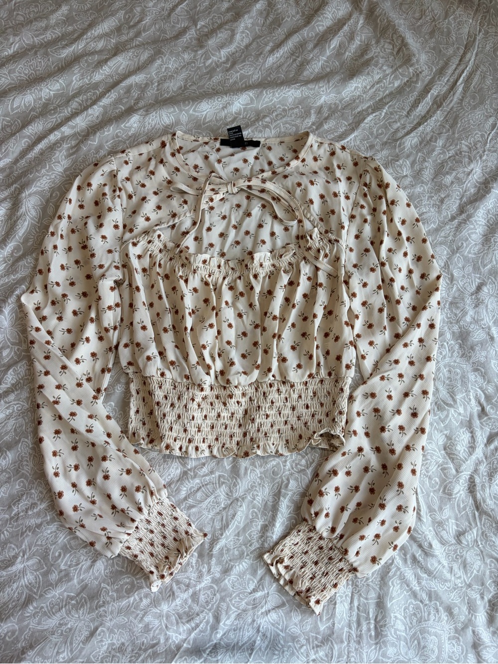 Smocked Waist Floral Long-Sleeve Crop Top Cream with Brown Floral med forever 21